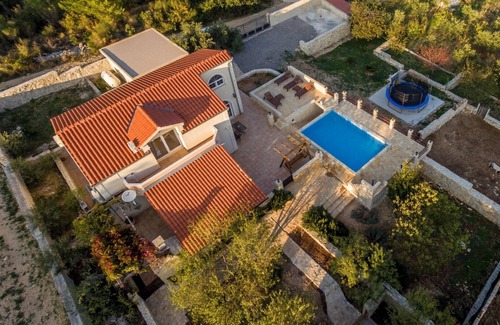 Rudine Villa | 4-bedroom villa with swimming pool, set in nature. Relax and unwind