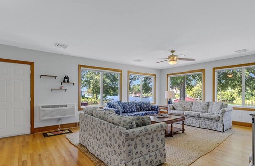 Reedville House | 4 bedroom water front spacious house close to Main Streen in Reedville