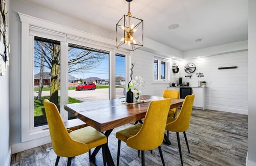 Leamington House | 4 Bedroom Waterfront Retreat Near Point Pelee National Park