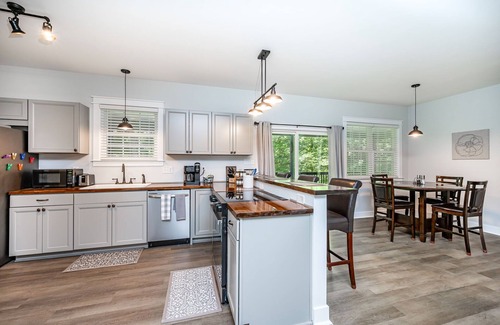 Lanexa House | 4-bedroom waterfront homestead near Williamsburg with WiFi, AC. Book now