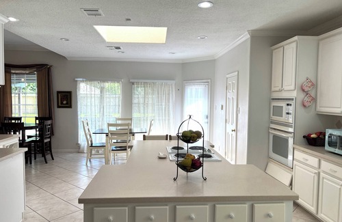 Friendswood House | 4-bedroom with King/Queen/Full Beds Near a Park & Lake