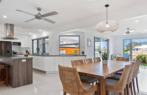 Maroochydore House | 4 bedroom with large water frontage and pool