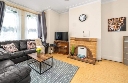 Bowes House | 4 Bedroomed Home with 2 Baths & Free Parking