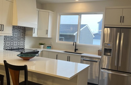 Southwest Calgary House | 4 BedroomnNew, King bed Kitchen 4K screen TV washer/dryer free parking fast wifi