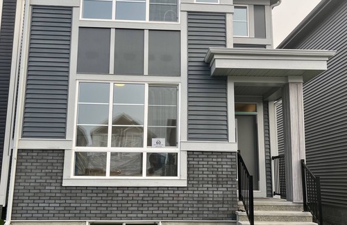 Southwest Calgary House | 4 BedroomnNew, King bed Kitchen 4K screen TV washer/dryer free parking fast wifi