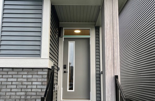 Southwest Calgary House | 4 BedroomnNew, King bed Kitchen 4K screen TV washer/dryer free parking fast wifi