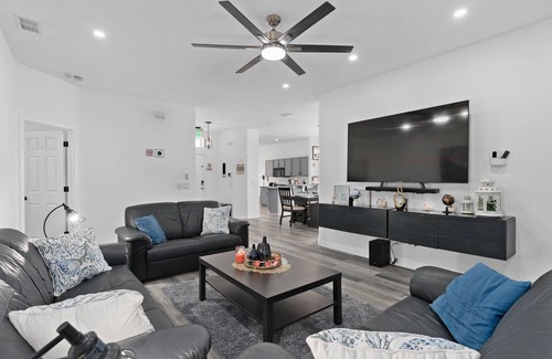 Lakeside Estates House | 4 Bedrooms/2 Bathrooms AMAZING HOME! PRIVATE POOL!