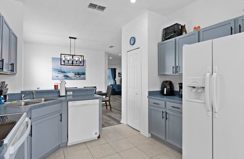 Lakeside Estates House | 4 Bedrooms/2 Bathrooms AMAZING HOME! PRIVATE POOL!