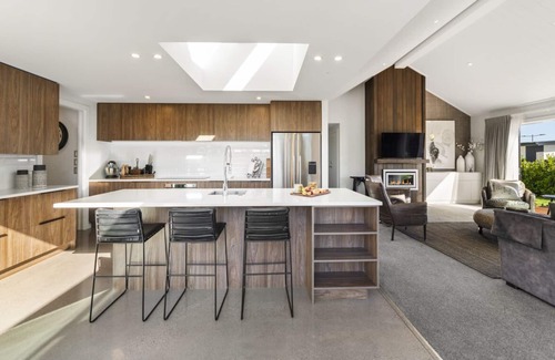 Wharewaka House | 4 Bedrooms, 2 Bathrooms, Hot Tub