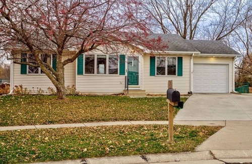 Ames House | 4 bedrooms. 2 miles to ISU. Quiet Cul-de-sac.