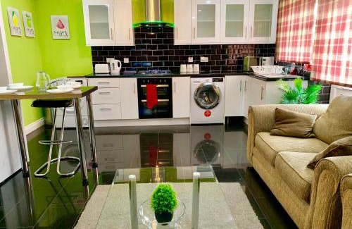 Cranbrook Apartment | 4 Bedrooms, 3 Baths, Full Kitchen and Lounge, Garden, Free Parking