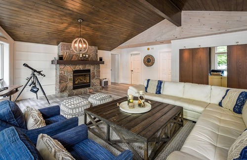 Seguin Cottage | 4 bedrooms and 3 bathrooms on Clear Lake!