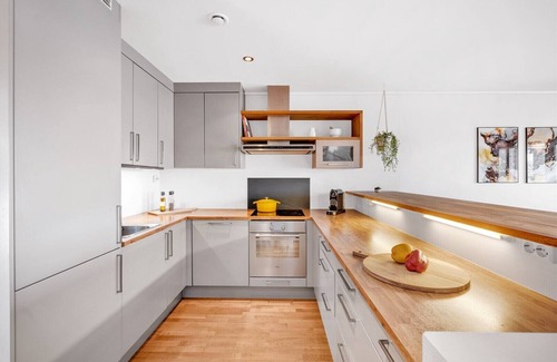 Tromsdalen Apartment | 4 bedrooms appartement with fantastic view of Tromsø harbour, free parking, wifi