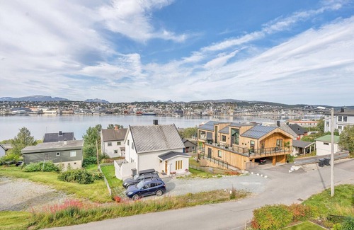 Tromsdalen Apartment | 4 bedrooms appartement with fantastic view of Tromsø harbour, free parking, wifi