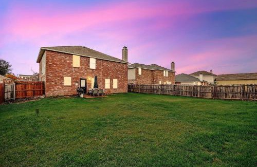 South Arlington House | 4 Bedrooms Brick Retreat with Gameroom & Backyard