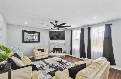 South Arlington House | 4 Bedrooms Brick Retreat with Gameroom & Backyard