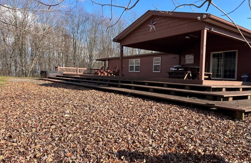 Markleton House | 4 bedrooms, cozy lodging near mountain resorts. Ideal for comfort and outdoors.