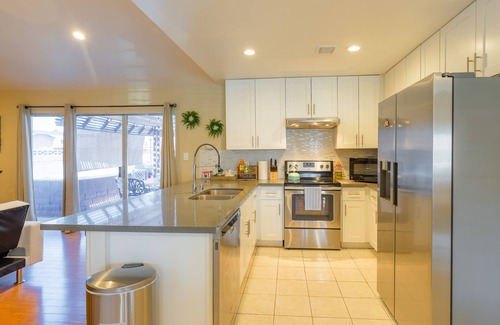 Chinatown House | 4 bedrooms entire house with pool 10 min to strip. 31 nights minimum stay.