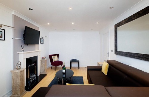 Stanley Apartment | 4 BEDROOMS. HUGE HOUSE. 7 BEDS. EVERYTHING NEW