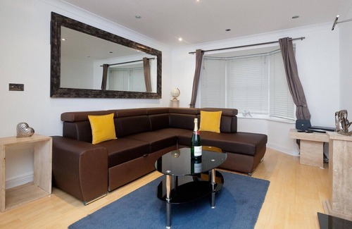 Stanley Apartment | 4 BEDROOMS. HUGE HOUSE. 7 BEDS. EVERYTHING NEW