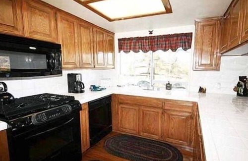 Big Bear Lake Cabin | 4 Bedrooms Large Game Room - short walk to Snow Summit