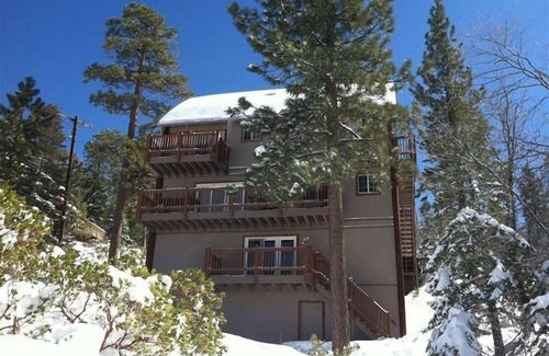 Big Bear Lake Cabin | 4 Bedrooms Large Game Room - short walk to Snow Summit
