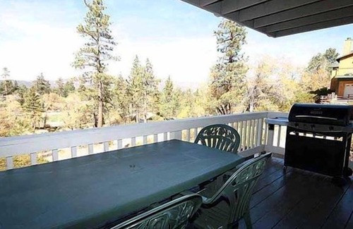 Big Bear Lake Cabin | 4 Bedrooms Large Game Room - short walk to Snow Summit
