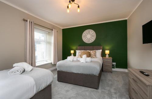 Abercynon Apartment | 4 Bedrooms Sizeable for Contractors or Families