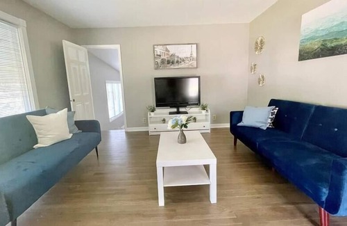 Indianapolis House | 4 Bedrooms, Sleeps 12! 12 mins to Downtown!