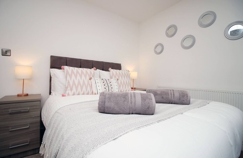 Landore House | 4 Bedrooms, Street Parking, Convenient Location