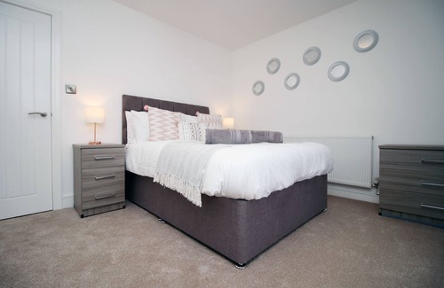 Landore House | 4 Bedrooms, Street Parking, Convenient Location
