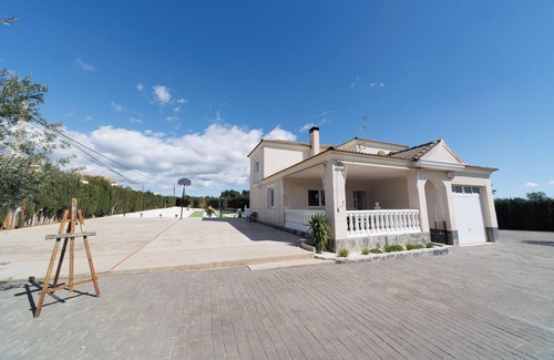 Lliria Ski Chalet | 4-bedrooms villa in Liria, 25 min to Valencia