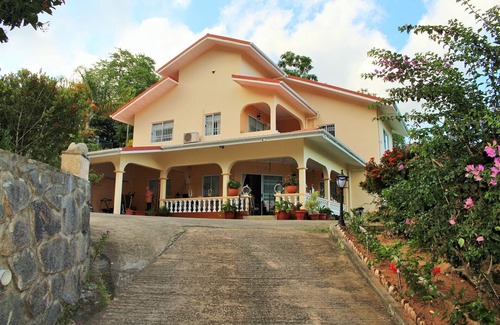 Mahe Island Villa | 4 Bedrooms Villa in Seychelles set in a beautiful garden - Perfect for groups