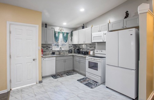Detroit House | 4 Beds 2 Bath Hot Tub & Adult Play Area