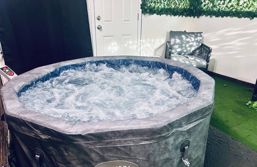 Detroit House | 4 Beds 2 Bath Hot Tub & Adult Play Area