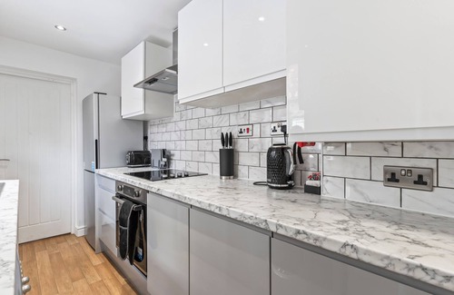 Newcastle-Under-Lyme House | 4 Beds|2 Bath|Town Centre|75Mbps