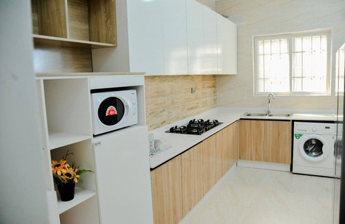 Ogombo House | 4 Beds-24/7 Electricity/Wi-Fi/Security & Pool. Lekki