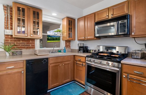 West Conshohocken House | 4 Beds/3 Bedrooms/King Beds/Sleeps 8/Historic Mid-Century Home