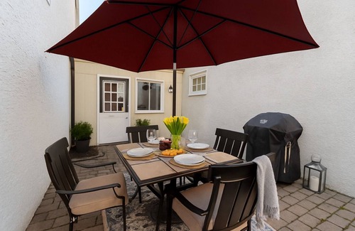 West Conshohocken House | 4 Beds/3 Bedrooms/King Beds/Sleeps 8/Historic Mid-Century Home