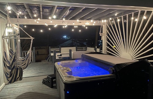 Waterford House | 4 Beds, Pizza Oven, Hot Tub, Mini- Golf, Lake View, Bowling, Projector & More!