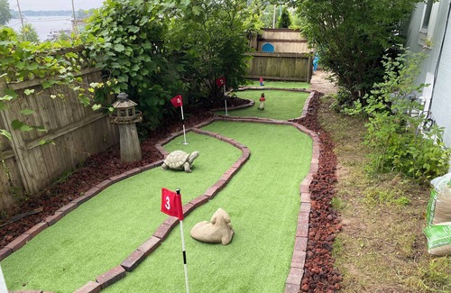 Waterford House | 4 Beds, Pizza Oven, Hot Tub, Mini- Golf, Lake View, Bowling, Projector & More!