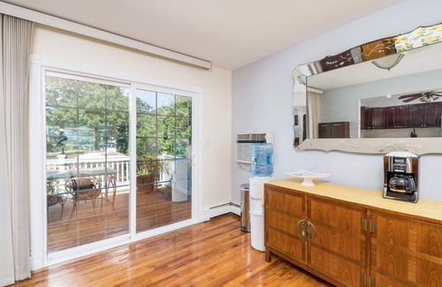 East Massapequa House | 4 BR. 2 BTH, HOT TUB, MINS TO JONES BEACH, MINS TO RIVIERA WALK TO TRAIN TO NYC