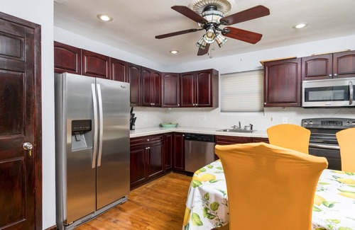 East Massapequa House | 4 BR. 2 BTH, HOT TUB, MINS TO JONES BEACH, MINS TO RIVIERA WALK TO TRAIN TO NYC