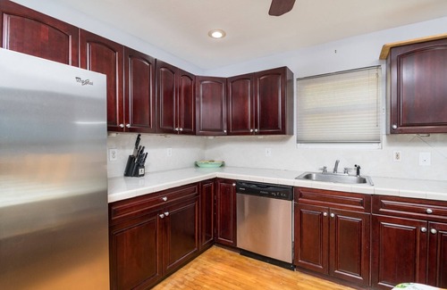 East Massapequa House | 4 BR. 2 BTH, HOT TUB, MINS TO JONES BEACH, MINS TO RIVIERA WALK TO TRAIN TO NYC