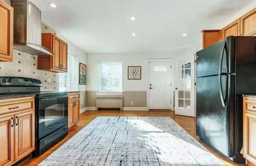 Springfield House | 4 BR 3 BA - EV Charger - Garage & Driveway Parking