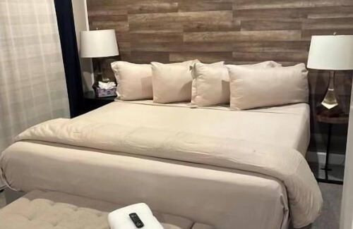 Springfield House | 4 BR 3 BA - EV Charger - Garage & Driveway Parking