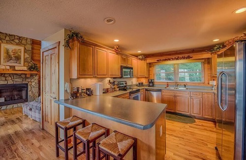 Waynesville Cabin | 4 BR 3 BA Luxury Log Super Views, Hot Tub, Easy Paved Access, WIFI, GameRoom