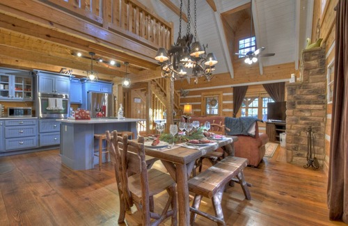 Cherry Log Cabin | 4 BR 3BA cabin close to Blue Ridge, Kids Zip Line, Hot Tub & Gym.