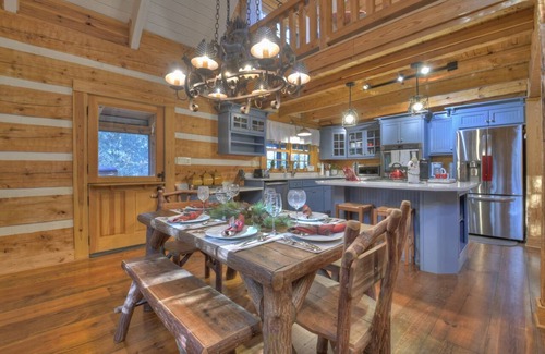 Cherry Log Cabin | 4 BR 3BA cabin close to Blue Ridge, Kids Zip Line, Hot Tub & Gym.