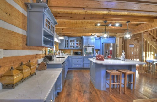 Cherry Log Cabin | 4 BR 3BA cabin close to Blue Ridge, Kids Zip Line, Hot Tub & Gym.